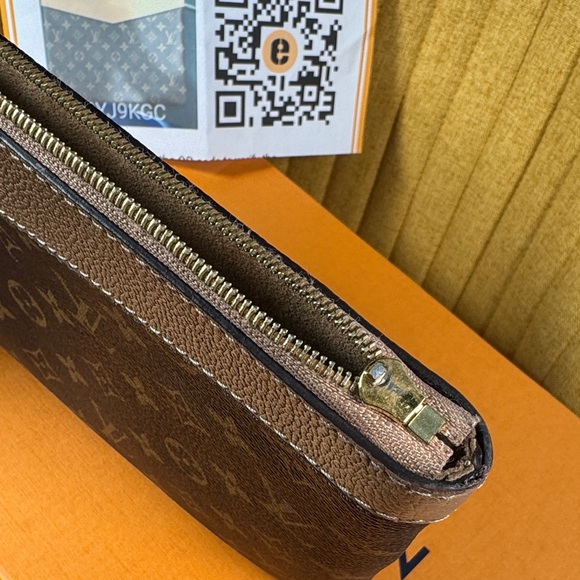 LOUIS VUITTON
Monogram Daily Pouch Sesame - Picture 6 of 16